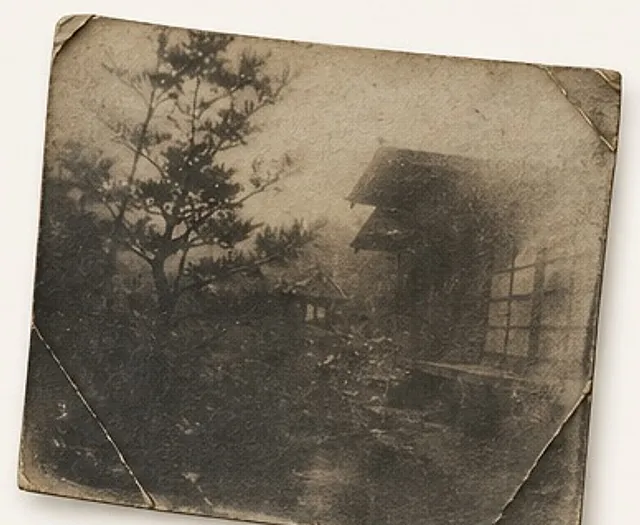 縁側のある古い家の写真